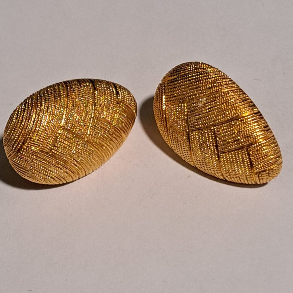 Monet vintage basket weave egg shaped gold tone clip on earrings